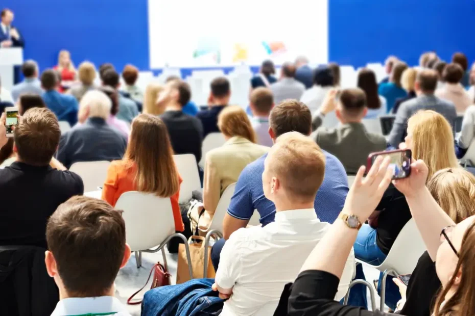 fotografia de uma conferência genérica onde várias pessoas assistem a uma palestra